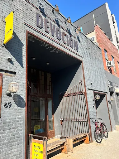 Devocion, entrance